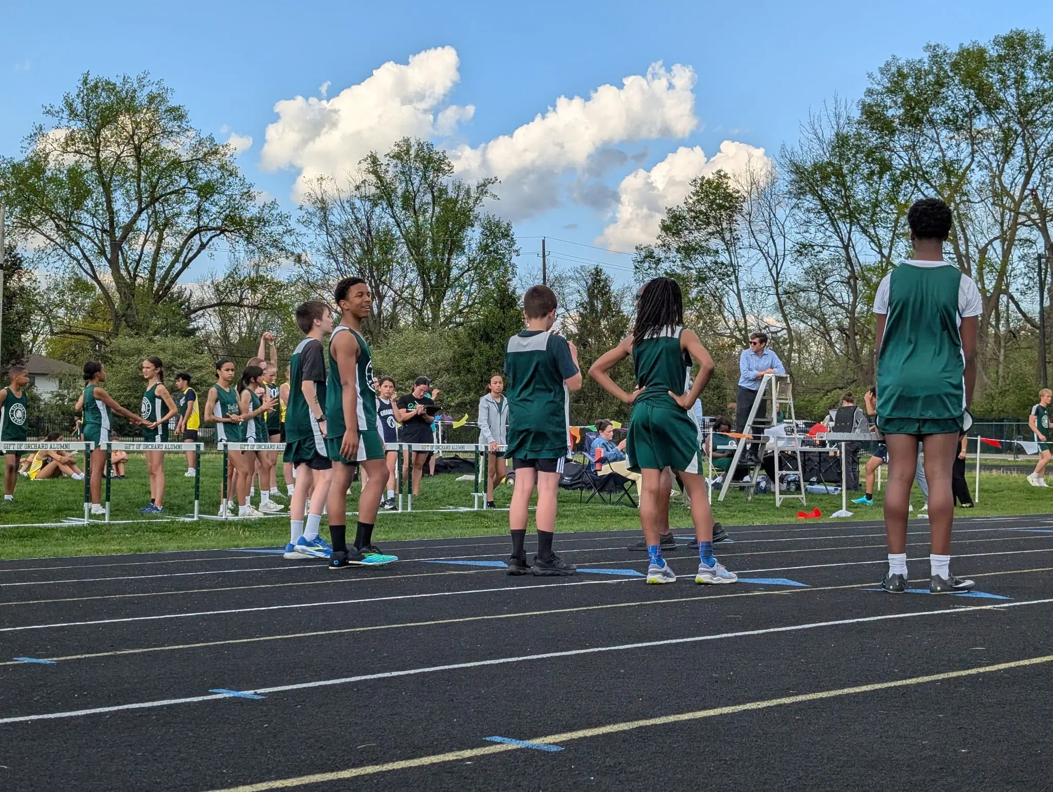 People running on the track People running on the track
